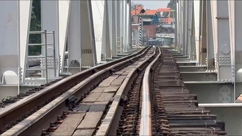 Vụ va chạm cầu Ghềnh trên sông Đồng Nai: Tạm giữ sà lan để điều tra- Ảnh 2. Vụ va chạm cầu Ghềnh trên sông Đồng Nai: Tạm giữ sà lan để điều tra- Ảnh 2.