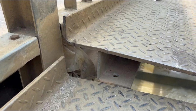 Vụ va chạm cầu Ghềnh trên sông Đồng Nai: Tạm giữ sà lan để điều tra- Ảnh 1. Vụ va chạm cầu Ghềnh trên sông Đồng Nai: Tạm giữ sà lan để điều tra- Ảnh 1.