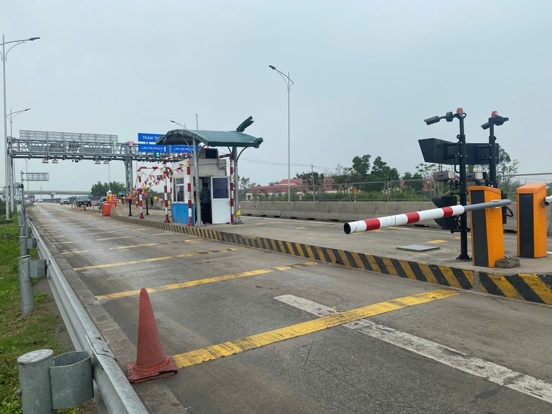 Thu phí liên tuyến cao tốc Bắc - Nam: Vì sao phải lắp lại barie tại Diễn Châu - Bãi Vọt?- Ảnh 1. Thu phí liên tuyến cao tốc Bắc - Nam: Vì sao phải lắp lại barie tại Diễn Châu - Bãi Vọt?- Ảnh 1.