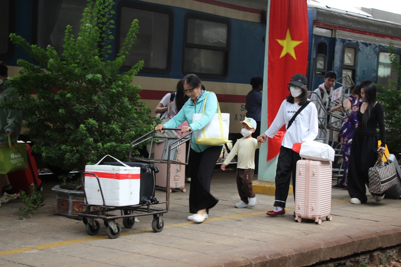 Cầu Ghềnh bị s&agrave; lan t&ocirc;ng cong v&ecirc;nh: Thời gian sửa chữa khoảng 1 tuần- Ảnh 3.