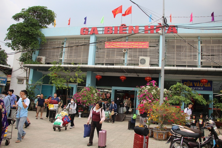 Cầu Ghềnh bị s&agrave; lan t&ocirc;ng cong v&ecirc;nh: Thời gian sửa chữa khoảng 1 tuần- Ảnh 2.