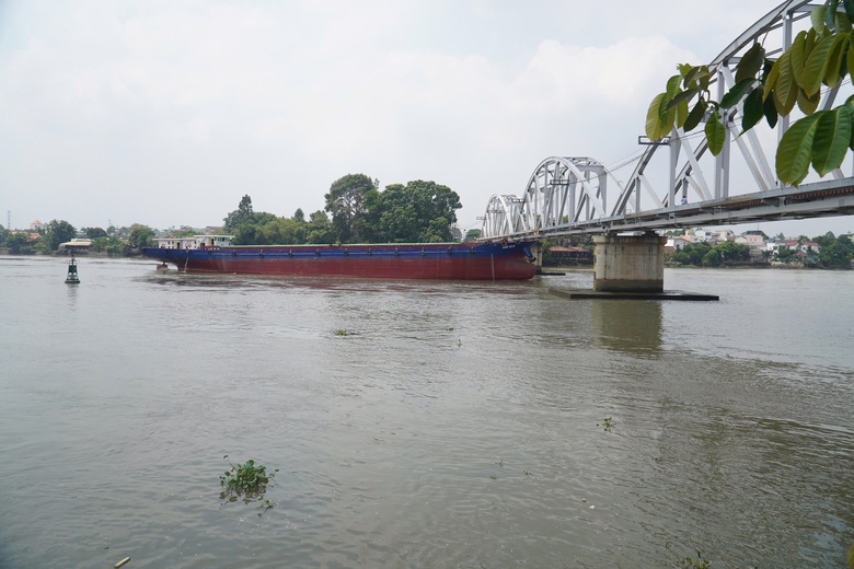 Vụ s&agrave; lan va chạm cầu Ghềnh: Chiều v&agrave; đ&ecirc;m nay sẽ lập t&agrave;u để chuyển tải h&agrave;nh kh&aacute;ch- Ảnh 1.