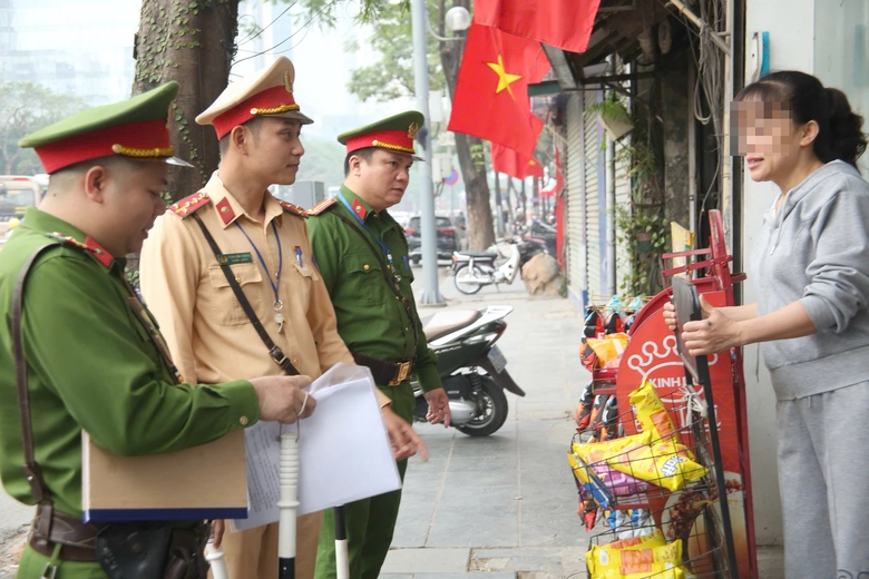 H&agrave; Nội dẹp lấn chiếm vỉa h&egrave; ở nhiều phố trung t&acirc;m, duy tr&igrave; trật tự trước ng&agrave;y bầu cử- Ảnh 1.
