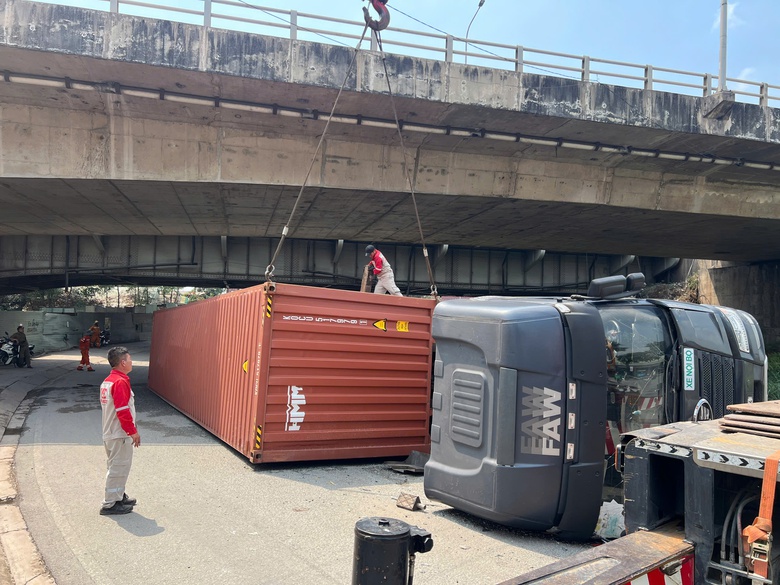 Xe container lật nh&agrave;o dưới gầm cầu Đồng Nai- Ảnh 1.