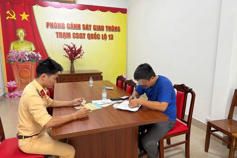 Phạt t&agrave;i xế xe ben "đ&aacute;nh v&otilde;ng" tr&ecirc;n quốc lộ 23 triệu đồng, trừ 6 điểm bằng l&aacute;i- Ảnh 1.