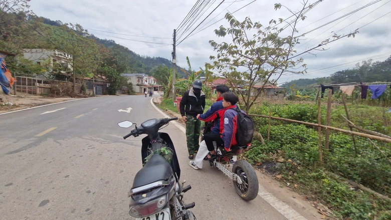 CSGT Lạng Sơn h&oacute;a trang, xử l&yacute; học sinh, thiếu ni&ecirc;n vi phạm ATGT- Ảnh 3.