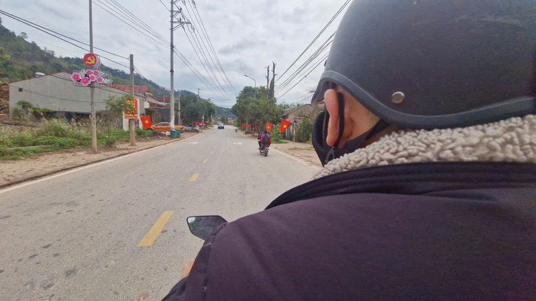 CSGT Lạng Sơn h&oacute;a trang, xử l&yacute; học sinh, thiếu ni&ecirc;n vi phạm ATGT- Ảnh 1.