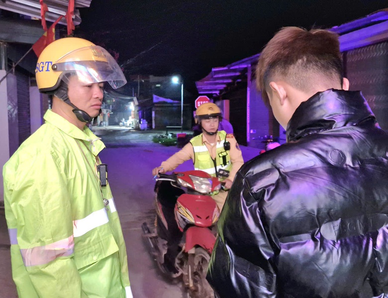 CSGT Lạng Sơn h&oacute;a trang, xử l&yacute; học sinh, thiếu ni&ecirc;n vi phạm ATGT- Ảnh 6.