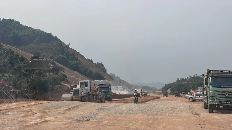 Tăng ca, tăng k&iacute;p đẩy nhanh tiến độ cao tốc Tuy&ecirc;n Quang - H&agrave; Giang- Ảnh 9.