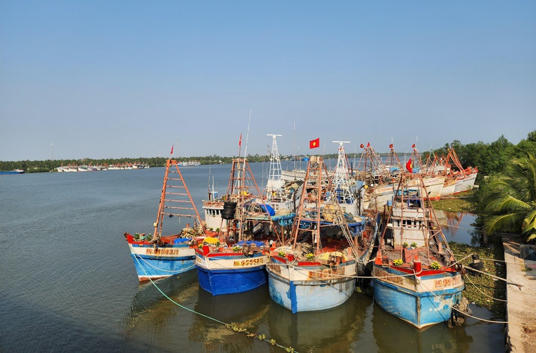 An Giang đề xuất d&ugrave;ng trạm bi&ecirc;n ph&ograve;ng l&agrave;m &ldquo;th&ugrave;ng phiếu di động&rdquo; cho ngư d&acirc;n- Ảnh 2.