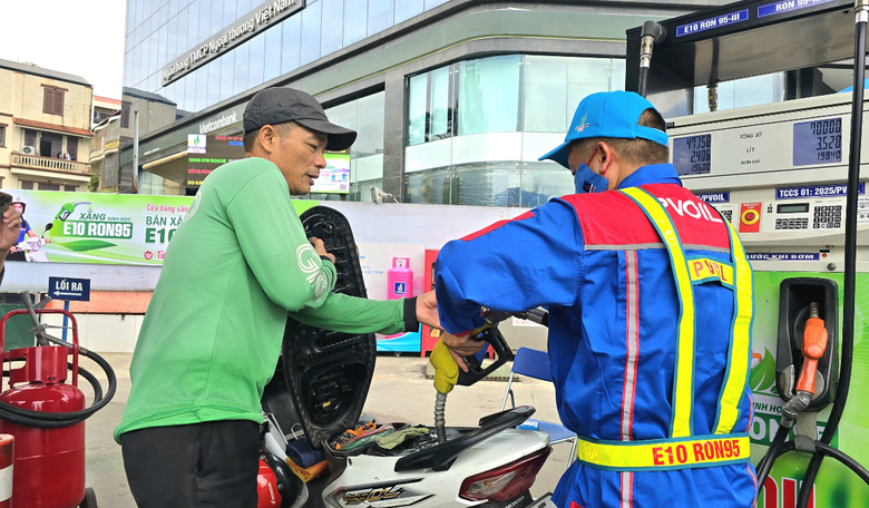 C&ocirc;ng an TP.HCM cảnh b&aacute;o nguy cơ ch&aacute;y nổ khi t&iacute;ch trữ xăng dầu trong nh&agrave;- Ảnh 2.