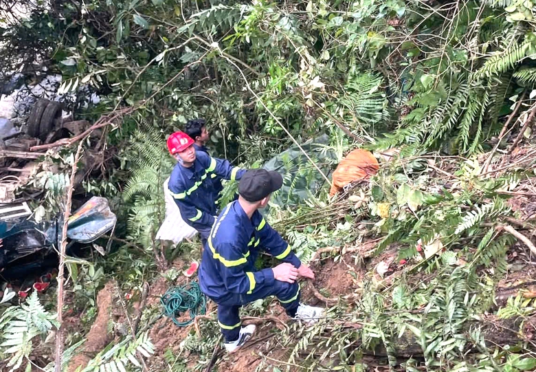 Quảng Ng&atilde;i: Xe tải lao xuống vực tr&ecirc;n đ&egrave;o Vi &Ocirc; Lắk, ba người thương vong- Ảnh 1.