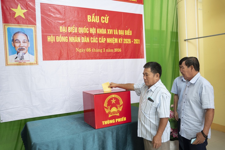 An Giang: Gần 2.200 cử tri tr&ecirc;n đảo tiền ti&ecirc;u c&aacute;ch đất liền 200km đi bầu cử sớm- Ảnh 6.