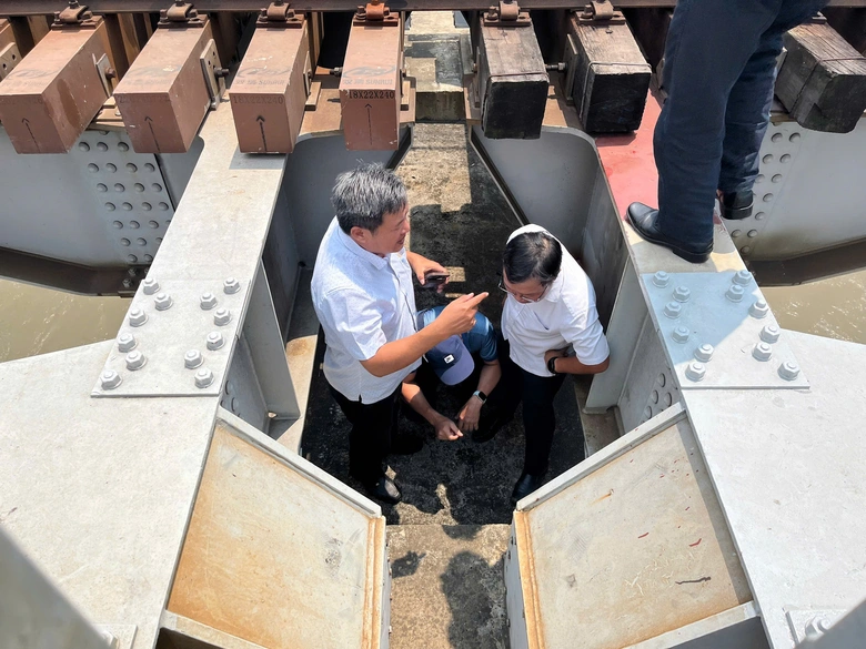 Bộ Xây dựng yêu cầu khẩn trương khắc phục sự cố sà lan va chạm cầu Ghềnh tại Đồng Nai- Ảnh 2. Bộ Xây dựng yêu cầu khẩn trương khắc phục sự cố sà lan va chạm cầu Ghềnh tại Đồng Nai- Ảnh 2.