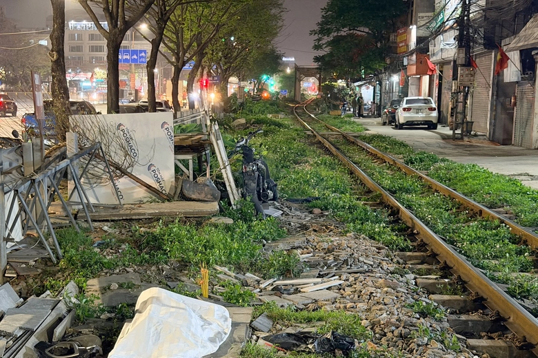 H&agrave; Nội: Xe m&aacute;y va chạm t&agrave;u hỏa ở Ngọc Hồi, một người tử vong- Ảnh 1.