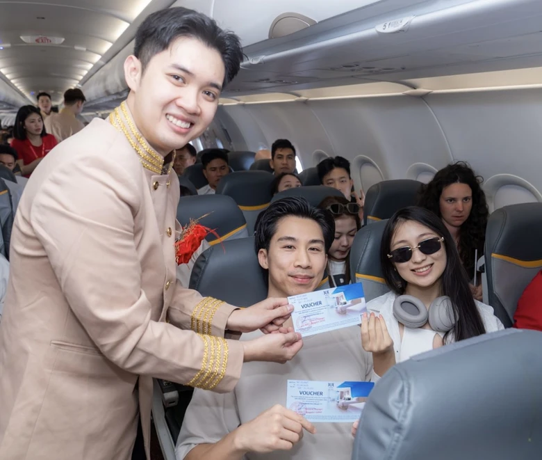 Bay cùng Vietjet ngày 8/3: Khoang máy bay rộn ràng với hoa hồng, quà tặng- Ảnh 8. Bay cùng Vietjet ngày 8/3: Khoang máy bay rộn ràng với hoa hồng, quà tặng- Ảnh 8.