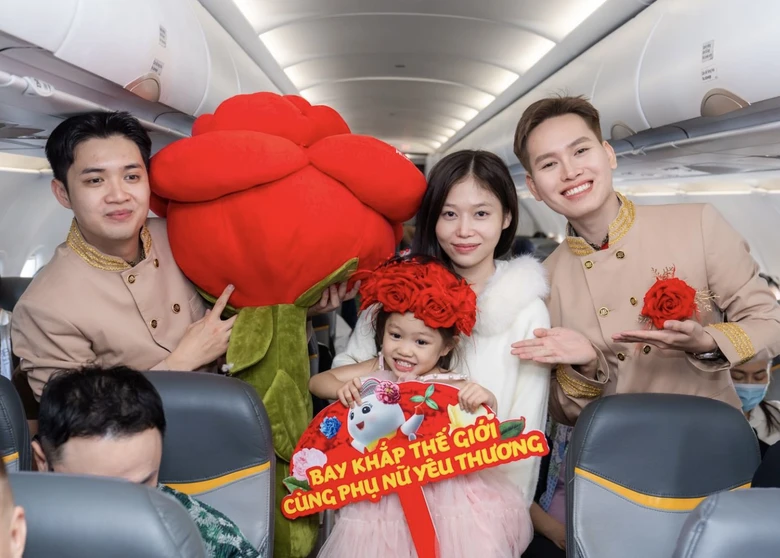 Bay cùng Vietjet ngày 8/3: Khoang máy bay rộn ràng với hoa hồng, quà tặng- Ảnh 11. Bay cùng Vietjet ngày 8/3: Khoang máy bay rộn ràng với hoa hồng, quà tặng- Ảnh 11.