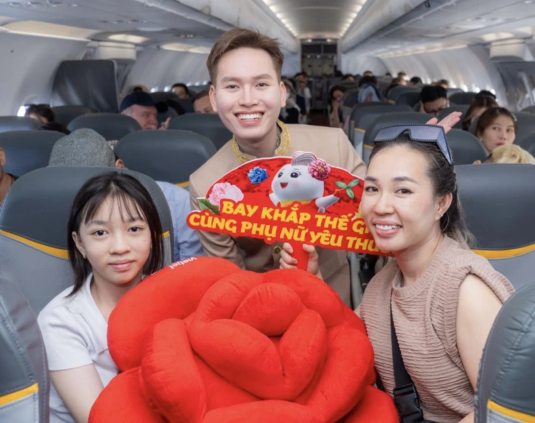 Bay cùng Vietjet ngày 8/3: Khoang máy bay rộn ràng với hoa hồng, quà tặng- Ảnh 6. Bay cùng Vietjet ngày 8/3: Khoang máy bay rộn ràng với hoa hồng, quà tặng- Ảnh 6.
