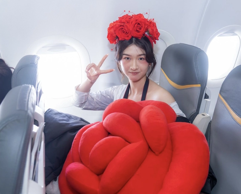 Bay cùng Vietjet ngày 8/3: Khoang máy bay rộn ràng với hoa hồng, quà tặng- Ảnh 7. Bay cùng Vietjet ngày 8/3: Khoang máy bay rộn ràng với hoa hồng, quà tặng- Ảnh 7.