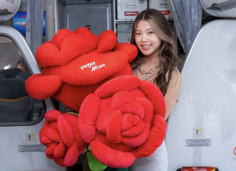 Bay cùng Vietjet ngày 8/3: Khoang máy bay rộn ràng với hoa hồng, quà tặng- Ảnh 2. Bay cùng Vietjet ngày 8/3: Khoang máy bay rộn ràng với hoa hồng, quà tặng- Ảnh 2.
