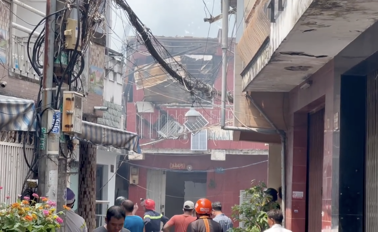 TP.HCM: Cháy lớn trong hẻm đường Thái Phiên, 5 căn nhà hư hại nặng- Ảnh 2. TP.HCM: Cháy lớn trong hẻm đường Thái Phiên, 5 căn nhà hư hại nặng- Ảnh 2.