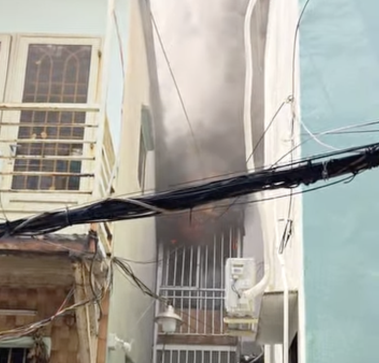 TP.HCM: Cháy lớn trong hẻm đường Thái Phiên, 5 căn nhà hư hại nặng- Ảnh 1. TP.HCM: Cháy lớn trong hẻm đường Thái Phiên, 5 căn nhà hư hại nặng- Ảnh 1.