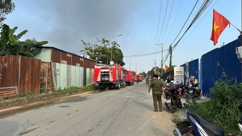 Ch&aacute;y lớn kho nệm gần 1.000m&sup2; s&aacute;t khu d&acirc;n cư b&ecirc;n s&ocirc;ng Đồng Nai- Ảnh 3.