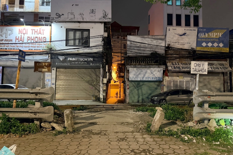 H&agrave; Nội: Xe m&aacute;y va chạm t&agrave;u hỏa ở Ngọc Hồi, một người tử vong- Ảnh 2.