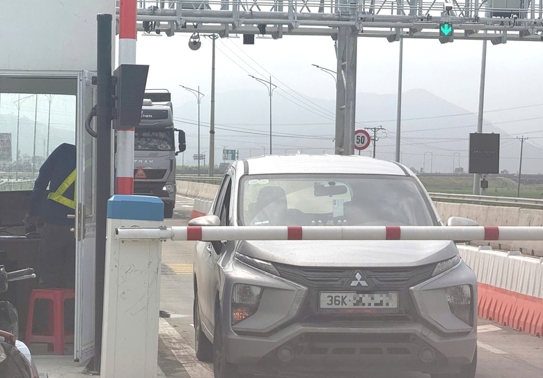 Thu phí tự động cao tốc qua Thanh Hóa, Nghệ An: Hệ thống dần ổn định, không ùn tắc- Ảnh 2. Thu phí tự động cao tốc qua Thanh Hóa, Nghệ An: Hệ thống dần ổn định, không ùn tắc- Ảnh 2.