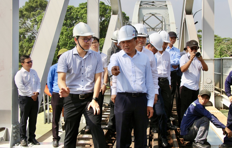 Thứ trưởng Nguyễn Danh Huy: Khẩn trương khắc phục sự cố, xử l&yacute; tr&aacute;ch nhiệm vụ cầu Ghềnh- Ảnh 2.