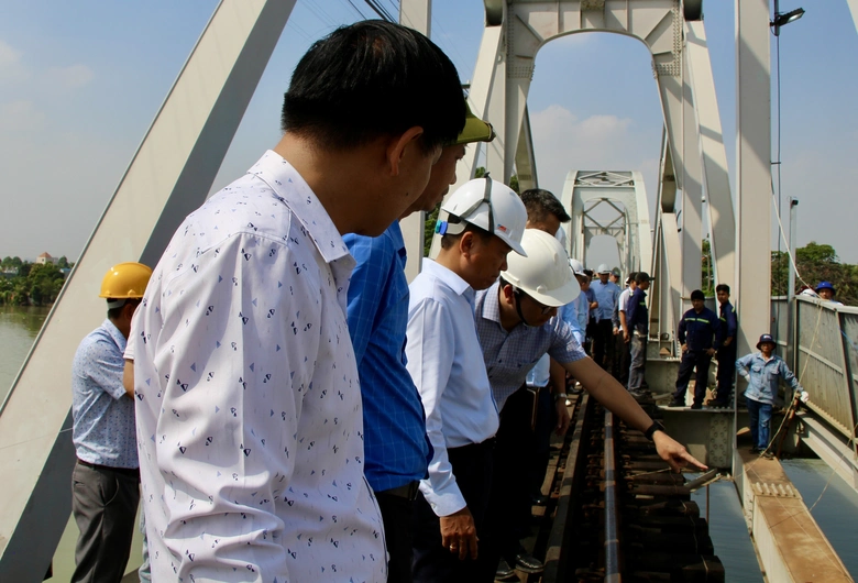 Thứ trưởng Nguyễn Danh Huy: Khẩn trương khắc phục sự cố, xử l&yacute; tr&aacute;ch nhiệm vụ cầu Ghềnh- Ảnh 4.