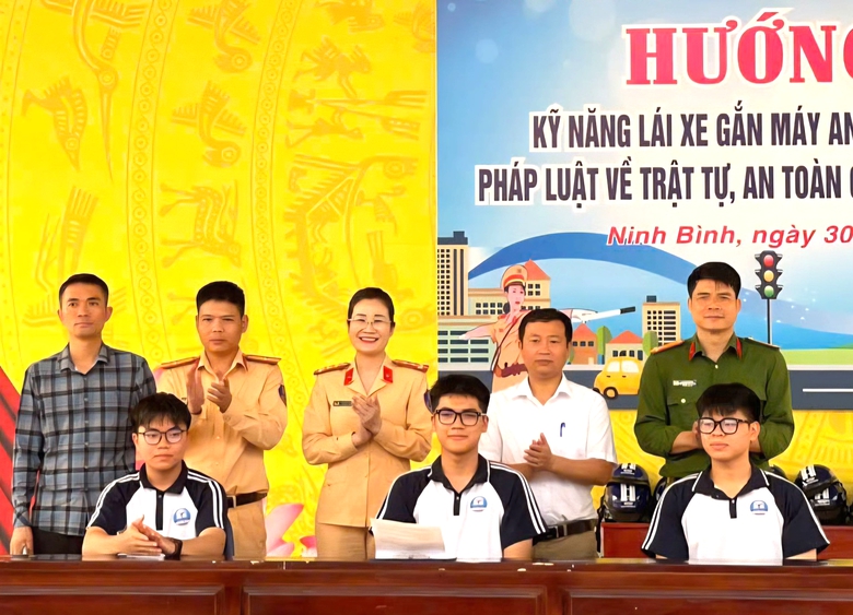 Trang bị kỹ năng l&aacute;i xe an to&agrave;n cho 1.200 học sinh, gi&aacute;o vi&ecirc;n ở Ninh B&igrave;nh- Ảnh 1.