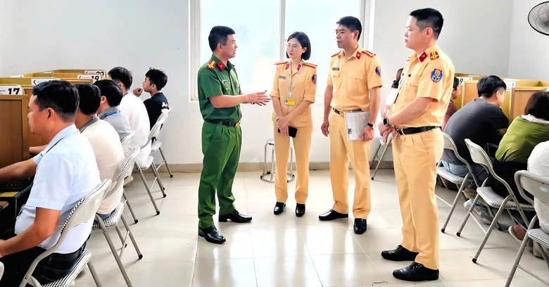 Ph&oacute; gi&aacute;m đốc C&ocirc;ng an tỉnh kiểm tra chất lượng s&aacute;t hạch l&aacute;i xe tại Ninh B&igrave;nh- Ảnh 1.