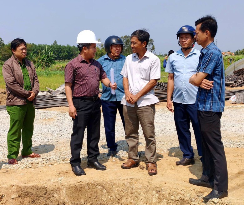 Cụ b&agrave; 80 tuổi ở Quảng Ng&atilde;i hiến đất x&acirc;y cầu để người d&acirc;n đi lại thuận tiện- Ảnh 2.