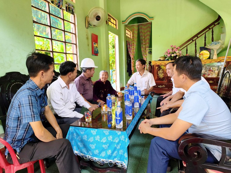 Cụ b&agrave; 80 tuổi ở Quảng Ng&atilde;i hiến đất x&acirc;y cầu để người d&acirc;n đi lại thuận tiện- Ảnh 1.