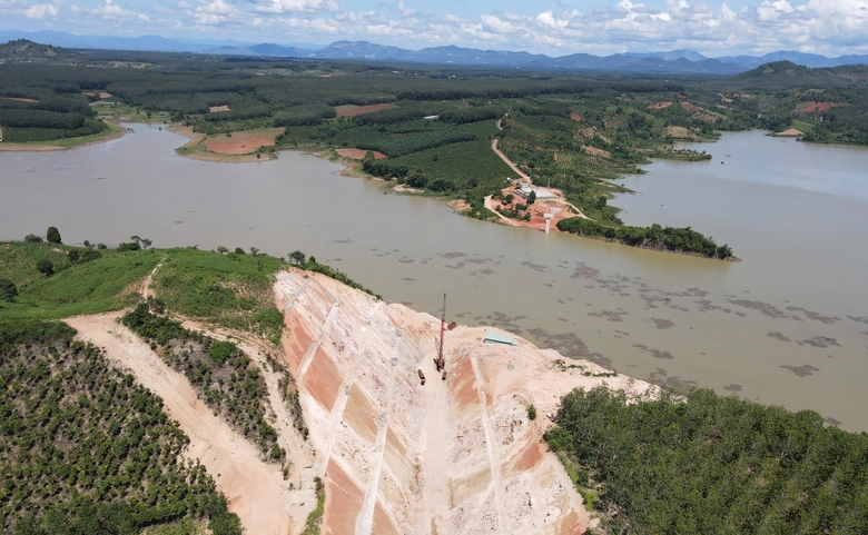 Quảng Ng&atilde;i: Đốc th&uacute;c c&aacute;c dự &aacute;n trọng điểm v&igrave; giải ng&acirc;n thấp- Ảnh 2.