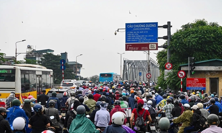 H&agrave; Nội tăng cường điều tiết, khuyến nghị người d&acirc;n đổi giờ đi lại khi sửa cầu Long Bi&ecirc;n- Ảnh 1.