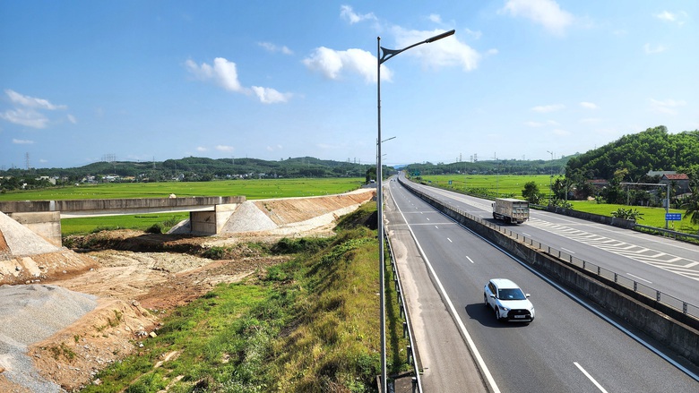 Hoàn thành nút giao nối cao tốc với khu kinh tế Dung Quất trong tháng 6- Ảnh 9. Hoàn thành nút giao nối cao tốc với khu kinh tế Dung Quất trong tháng 6- Ảnh 9.