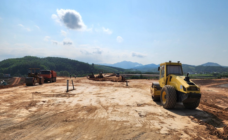 Hoàn thành nút giao nối cao tốc với khu kinh tế Dung Quất trong tháng 6- Ảnh 13. Hoàn thành nút giao nối cao tốc với khu kinh tế Dung Quất trong tháng 6- Ảnh 13.