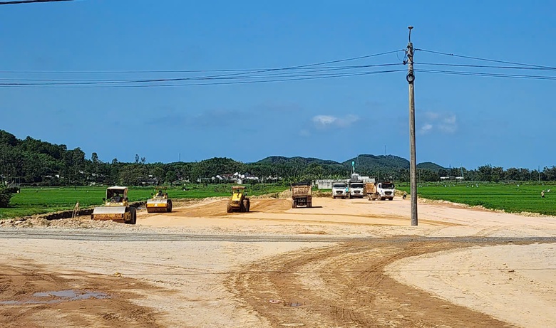 Quảng Ng&atilde;i: Đốc th&uacute;c c&aacute;c dự &aacute;n trọng điểm v&igrave; giải ng&acirc;n thấp- Ảnh 1.
