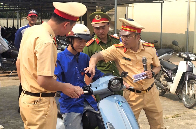 Hơn 400 học sinh x&atilde; miền n&uacute;i Thanh Ho&aacute; được hướng dẫn kỹ năng l&aacute;i xe m&aacute;y an to&agrave;n- Ảnh 2.