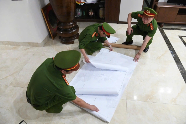 Ph&uacute; Thọ: Khởi tố vụ &aacute;n, bắt tạm giam nhiều đối tượng &ldquo;x&atilde; hội đen&rdquo; n&uacute;p b&oacute;ng doanh nghiệp- Ảnh 2.