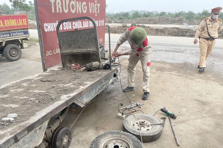 H&agrave; Nội: CSGT tuần tra, xử l&yacute; xe tự chế "c&otilde;ng" sắt th&eacute;p tung ho&agrave;nh đường l&agrave;ng- Ảnh 9.