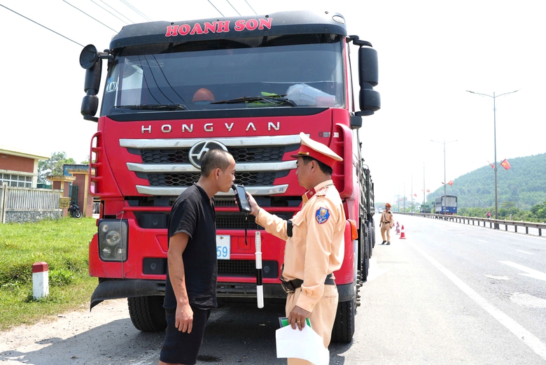 Huế: Xử l&yacute; hơn 4.500 trường hợp vi phạm giao th&ocirc;ng với gần 1.000 lỗi về nồng độ cồn- Ảnh 1.