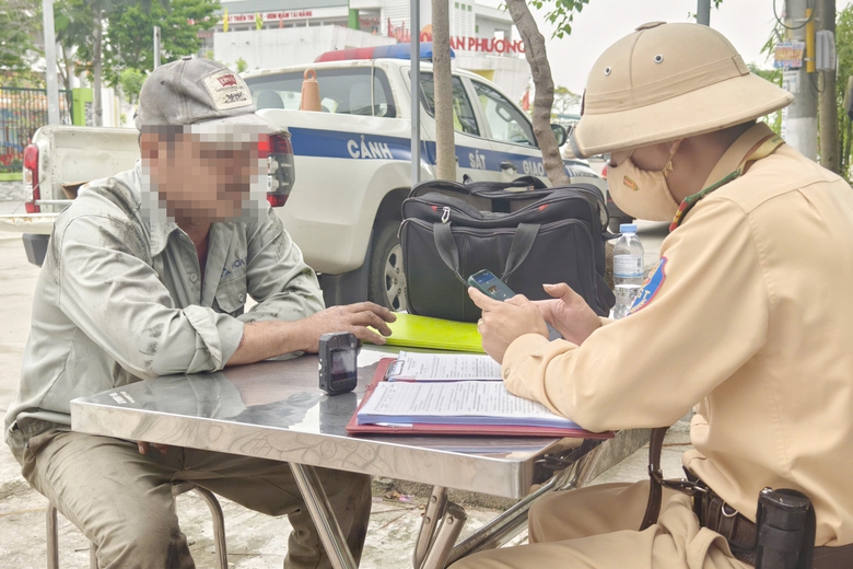 H&agrave; Nội: CSGT tuần tra, xử l&yacute; xe tự chế "c&otilde;ng" sắt th&eacute;p tung ho&agrave;nh đường l&agrave;ng- Ảnh 5.