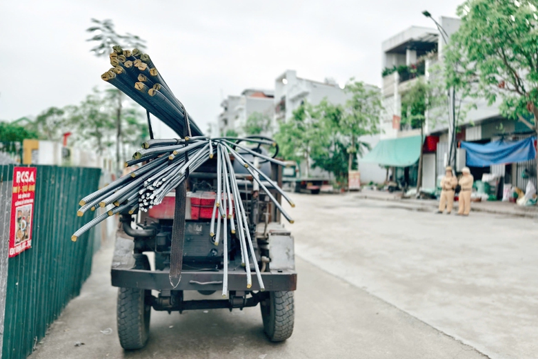 H&agrave; Nội: CSGT tuần tra, xử l&yacute; xe tự chế "c&otilde;ng" sắt th&eacute;p tung ho&agrave;nh đường l&agrave;ng- Ảnh 1.