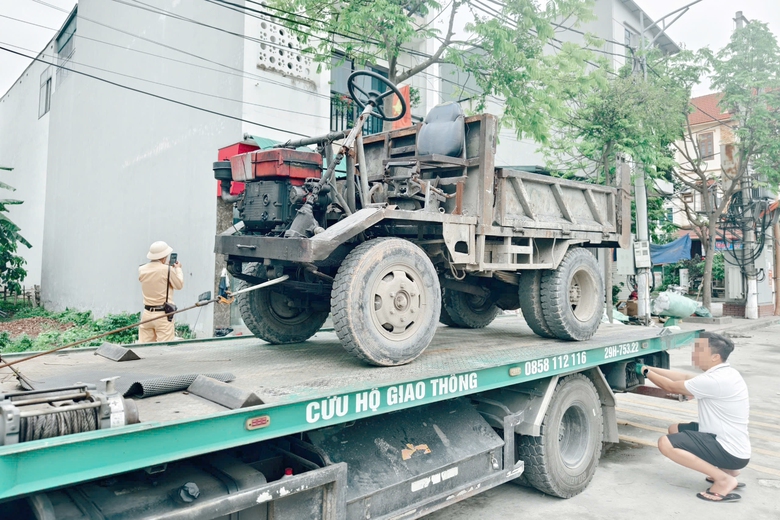 H&agrave; Nội: CSGT tuần tra, xử l&yacute; xe tự chế "c&otilde;ng" sắt th&eacute;p tung ho&agrave;nh đường l&agrave;ng- Ảnh 6.