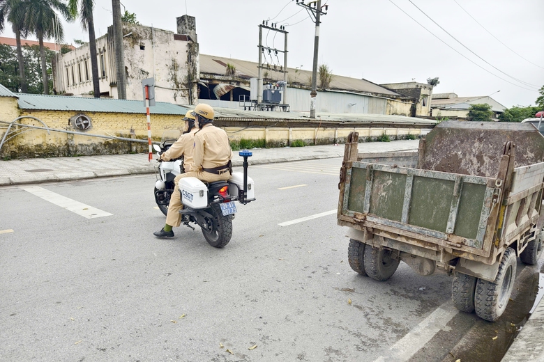 H&agrave; Nội: CSGT tuần tra, xử l&yacute; xe tự chế "c&otilde;ng" sắt th&eacute;p tung ho&agrave;nh đường l&agrave;ng- Ảnh 2.