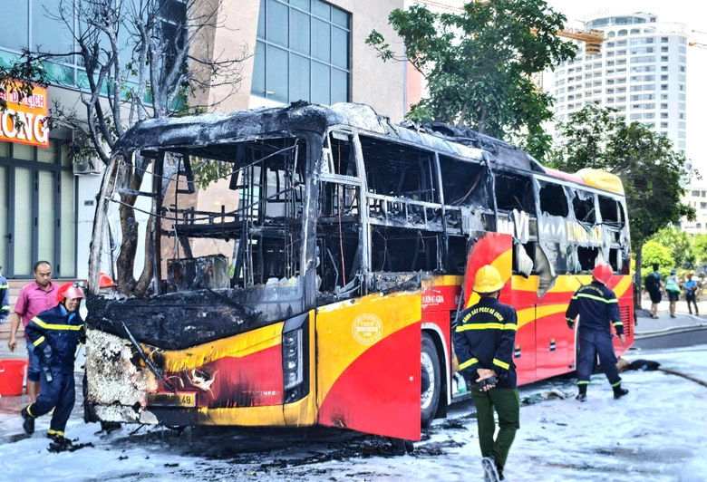 Lửa bao tr&ugrave;m xe giường nằm đỗ b&ecirc;n đường trung t&acirc;m ở Nha Trang- Ảnh 2.