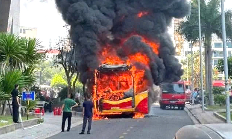 Lửa bao tr&ugrave;m xe giường nằm đỗ b&ecirc;n đường trung t&acirc;m ở Nha Trang- Ảnh 1.